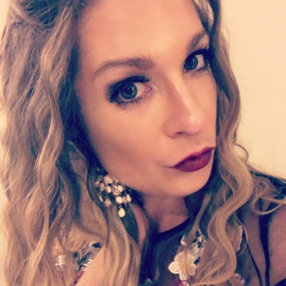 Meet your Posher, Briana - Picture 2 of 3